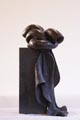 Fotodocument bronzen beeld kleren steek